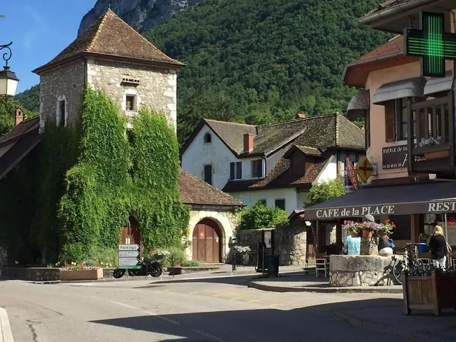 Bel Appartement Au Calme A 5 Minutes Du Village Menthon-Saint-Bernard Apartment